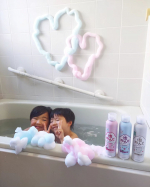 【泡ねんど 遊べるボディソープ】お風呂が苦手おともだちにおすすめ✨粘土なような感覚で遊びながら形を作ってそのまま身体も洗えちゃう新感覚ボディソープ😊ぶどうの香り🍇いちごの香り🍓…のInstagram画像