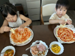 🍅🌽🥓トマトやトウモロコシ、ウインナー、ベーコンなどを使って、ピザ作り🍕🥰生地に、ケチャップで描いた絵は、一瞬で消されました笑楽しくて、とってもおいしかったです❤️@ja.aic…のInstagram画像