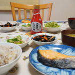 我が家の朝食風景🥢雑穀米、鮭、ひじきの煮もの、納豆にお味噌汁🍚正田のしょうゆ特級は、ひじきの煮ものに使ったり、納豆にかけたり、ネギトロ丼にかけたり、あらゆる調理に使える万能調味料炒飯の隠し…のInstagram画像