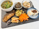 .🍙今週の作り置き・豆玉ねぎハムサラダ・キャベツの塩昆布ナムル・人参の塩麹サラダ・大根の漬物・味噌載せ豆腐・冷凍茄子・節約味噌汁　わかめと野菜の皮・銀だら基本節約ご飯ですがモ…のInstagram画像