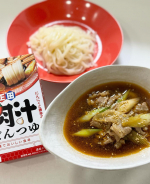 クセになる❤️‍🔥今の時期にぴったりの「旨辛肉汁つゆ🌶️」本格的な味を短時間で手軽に味わえる濃縮タイプのうどん用つけつゆ2種の醤油をベースに、枕崎製造鰹節と乾燥椎茸のだし、唐辛子やにんにくが加…のInstagram画像