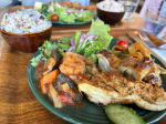 .2024.09.06⁡母が三鷹に用事があるとのことで私もお供して一緒にランチ🍙⁡武蔵境ondの中の@markhor_deli さん⚪︎おかず3種盛りプレートおかずは母と3種類ずつ違…のInstagram画像
