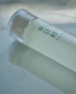 自然原料にこだわった医薬品を作り続けている和漢薬研究所が作った基礎化粧品【華日和】を使ってみた！１か月弱使用してみた感想としては本当に使いやすかった。保湿しても時間が経つと乾燥しやすい口ま…のInstagram画像