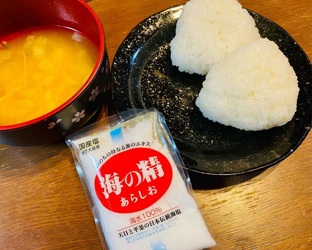 口コミ投稿：息子が朝ごはんに握ってくれた塩むすび🍙海の精あらしおは、伝統の製法で作られた国産…