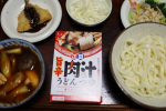 麺でおいしい食卓 旨辛肉汁つゆに水を加え豚小間と長ネギ、生シイタケを入れて煮込んで冷水でよくしめたうどんをつけていただきました。前回は旨辛肉汁つゆで煮こみうどんを作っていただきましたが今回のつけ麺のほ…のInstagram画像
