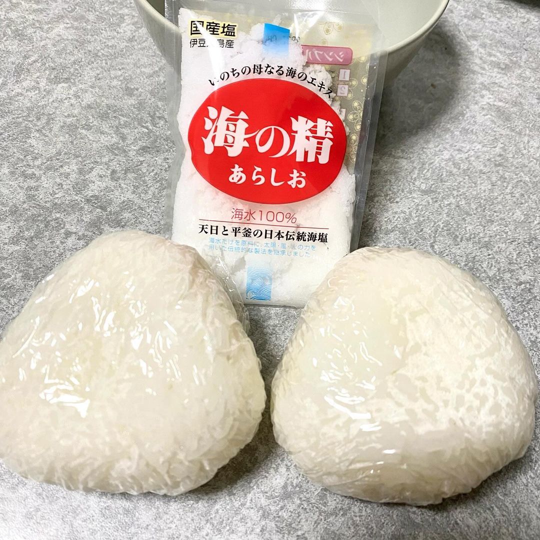 口コミ投稿：✳︎海の精　あらしお🧂塩むすびを作りました🍙🍙塩むすびって、色が付かないから塩加減が…