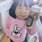 1日1包楽しみにしてる娘。自分でシェイクする！！と自ら楽しんで作ってます😄最近はお水より牛乳でスムージーみたいにして飲んでます。私が忙しく忘れてしまっても、「黄色いのは？😆」と聞いてくるほど。パイ…のInstagram画像