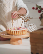 ✎𓂃 𝘤𝘢𝘬𝘦 𝘵𝘰𝘱𝘱𝘦𝘳 🍰　@salon.de.c 𝘴𝘢𝘮𝘢 の木製𝘪𝘵𝘦𝘮は本当に繊細なつくりで字体がオシャレすぎる⸝⸝⸝ 　　⸜ 𝘩𝘢𝘭𝘧 ⸝ って𝘩𝘢𝘭𝘧 𝘣𝘪𝘳𝘵𝘩𝘥𝘢…のInstagram画像