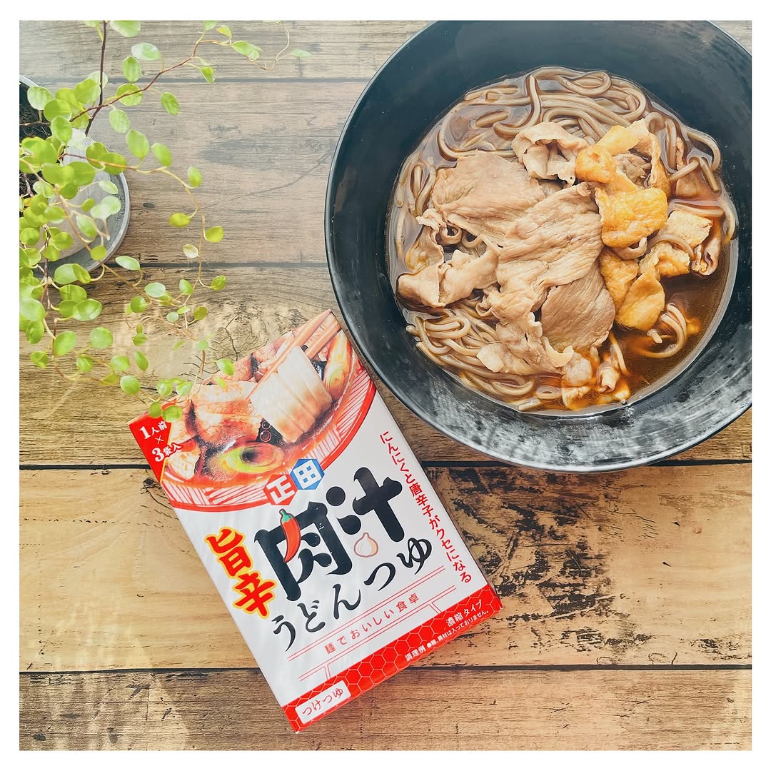 口コミ投稿：今日のお昼ごはんは、旨辛肉汁うどんつゆを使った肉そば🍜⁡2種の醤油をベースに枕崎製…