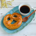 。🥨バタープレッツェル#コックオパン の#プレッツェル でコーヒータイム♡バターがサンドされていて#コーヒー との相性もばっちりです😊..『元氣大豆21』も一緒に♩(@genmai…のInstagram画像