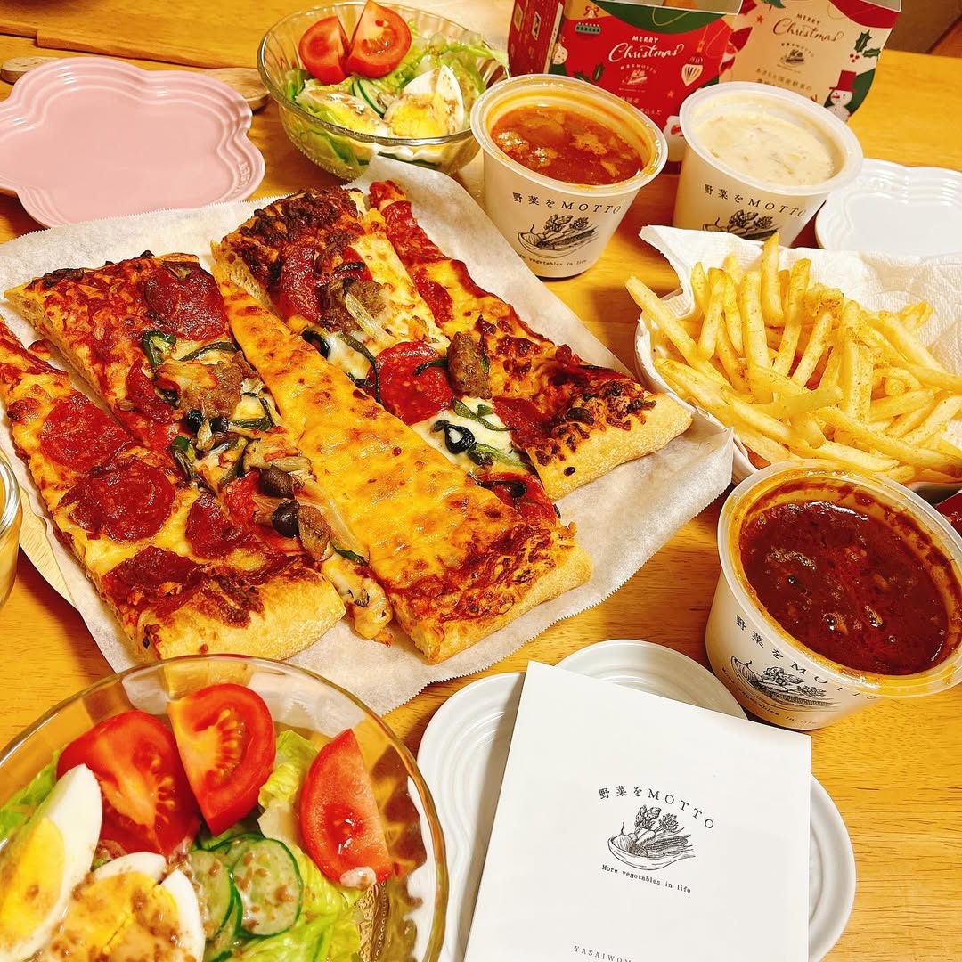 口コミ投稿：今日の晩ごはん。プチ#クリスマス 🎄#コストコ購入品 の#ピザ 、サラダ、ポテトに合わ…