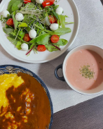 昨日の晩御飯は怠けてレトルトカレー🍛週の半ばは疲れが蓄積されてやる気が起きなくなる🫠さすがにこれだけでは栄養がやばいので盛りつけただけのサラダと簡単にサクッと作ったスープ🥣でもこのスープ実…のInstagram画像