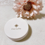 【セラフォア エッセンスパウダー】ミディアムベージュ（標準色）SPF25PA++ラインストーンがついたオシャレなパケ美容液＆ミネラル成分82%配合しているからパウダーがしっとりしてる感じ…のInstagram画像