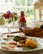 .赤いボトルの【正田のしょうゆ 特級】寝ぼけ眼の朝食の場面でも一滴から調節して使える注ぎ口のおかげで、ササっと好みの量を綺麗にかけられる🍀香りも色も良くて朝から食欲を誘ってくれる味の方も…のInstagram画像