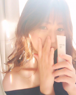 スキンケアの大切さを日々痛感しております🥹💦シミやそばかすとは無縁だなぁとこの歳になるまで気にしてなかったのですが、最近…シミ発見💧このままじゃシワが出来たりお肌が危険と思いました💦鏡みた時に…のInstagram画像