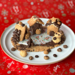 .甥っ子たちとおかしのまちを作りました😊共立食品の「おかしのまちをつくろう！手作りキット」を使って、生地から作って焼いて全て手作り👩‍🍳お飾りも楽しかった♪モールドに生地をつめつめする作業…のInstagram画像