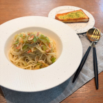 ササッと簡単に美味しいもの食べたいときにパスタとソースも冷凍庫にあった！！って思い出して食べました🍝ソースは湯煎、パスタは茹でたけど短時間でできてあると便利なやつ！！この日はペペロンチーノ食…のInstagram画像