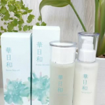 自然が大好きな私🌱ストーリーを見てくれてる方はご存知かと思いますが、自然に触れる為に頻繁にお散歩に行くアラフォーです💃そこで是非とも使いたい！と思ったこちらの商品♪「華日和」化粧水&乳液…のInstagram画像