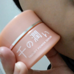 話題のニードルスキンケア。これまでニードルパッチを試したことはあったけど、美容液は初めてです。見た目は黄色味がかったジェル状なのに、たっぷり美容成分が入ったニードル配合💞💞心地よい刺激で、目元…のInstagram画像