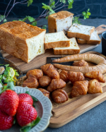 朝ごはんはパン食べ比べ😋（もうお昼や…パン専用お取り寄せサイト、パン結びさんから届いた【PAIN AIGLE】ミニクロワッサン入り♪贅沢シンプルパンの詰合せ✨@pan_musubi4種類の…のInstagram画像