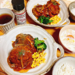 今日の晩ごはん。#煮込みハンバーグ と#白菜のミルクスープ 。#ハンバーグ 美味しく焼けた！ハンバーグの味付けはクレイジーソルト！美味しかった〜満腹🫄今日は本業の仕事納め。明日はバイトの…のInstagram画像