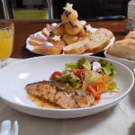 *今年のクリスマスは平日で仕事だったのであまり時間は取れませんでしたが、イベント感はほしい！ということで簡単なクリスマスメニューにしました🌟■鮭のロースト ラビゴットソース■サラダ■生…のInstagram画像