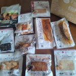 *クリスマスメニューに使用したFitDish。15品のコースでしたがこんな感じで届きました！12月19日に届いたのですが、賞味期限も早くて来年の1月11日（鶏肉と根菜の煮込み）、長いものだと…のInstagram画像