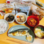 今日の晩ごはん。今日は朝から一日中掃除頑張りました🧹全ての窓と網戸、外回り、玄関、キッチン、トイレ。夕方まで頑張った。。晩ごはん作る気力が💦💦とりあえず#塩鯖 焼いて、お味噌汁は作った。そ…のInstagram画像