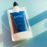 SHIN.薬用ボタニカルスカルプシャンプー300mLエコに配慮したパウチタイプの容器、シンプルなパッケージです1本3役オールインワンのボタニカルシャンプーなんです、これ1本でシャンプー・スカル…のInstagram画像