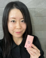 テンスターヘナ白髪用カラースティック 🩷 予定があるのに白髪染めるの忘れたって時やふと鏡を見て白髪を発見した時これ1つポーチに入れておけば白髪かくしもまとめ髪もできちゃうし手を汚さずに使…のInstagram画像