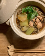 …🥢年越しそばはおうちで鴨汁つゆを使って簡単に。温かいものが食べたくなりますよね！紅白でも見ながらゆっくり過ごそう🔴⚪️当たり前じゃない1日1日を大切にできた。素敵な皆様方にも出会…のInstagram画像