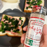 .手軽に味付けが決まるクレイジーソルトは、一度使ったらもう手放せないほど美味🤭❤️.特に朝の忙しい時間帯には、具材を乗せた食パンにパッパと振りかけるだけで余計な味付けを考えずに済むから大助…のInstagram画像