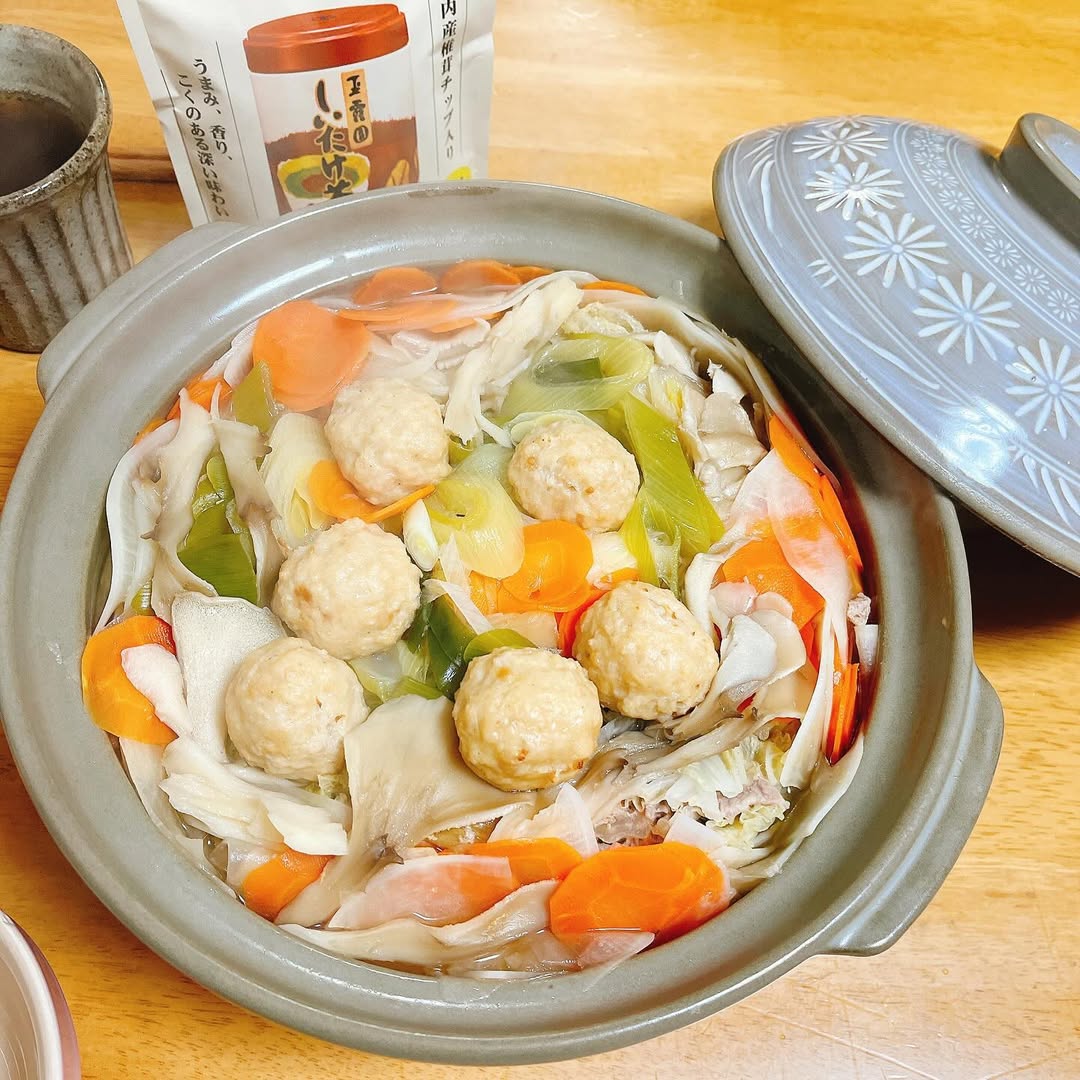 口コミ投稿：今日の晩ごはんは#鍋 🍲野菜たっぷり‼️聖護院大根が美味しすぎる！お出汁はしいたけ茶…