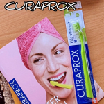 4歳から12歳までの子供たちのために特別に設計された歯ブラシ「CURAPROX」小さめヘッドなので小さなお口でも奥まで磨きやすい🪥毛が密集しているので、歯茎マッサージするのがとってもクセ…のInstagram画像