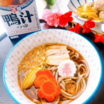 麺でおいしい食卓  正田　鴨汁つゆ鴨の上品な味を生かした、コク深いつけつゆ✨ リニューアルではかつをの風味をアップ⤴️年越しそばにしました✨鴨のコクと旨みたっぷりで、お蕎麦に合う✨…のInstagram画像
