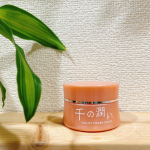 保湿成分「タウリン」配合のニードルが塗って刺さって溶ける！！頬周りが少しチクってしたけど、毎日塗ってると慣れたのか全然痛くない！しっかり保湿されて良い！！年齢って顔だけじゃなく、首や手も…のInstagram画像