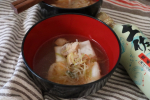 🥢お正月に食べるお雑煮✨私は大好きで、お正月以外も作って食べてます🤤朝食に食べると体もポカポカ☺️🔆ネギたっぷりで作りました✌️私の大好きな調味料！もうこのお醤油使ったら全然味が違うの…のInstagram画像
