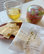 🧀おせんべい、おかき、あられなどの米菓を中心に製造販売しているおせんべい・おかきの老舗 もち吉 様の商品✨【ちーずチップ】🧀🧀おやつにいただきました🙌ゴーダチーズ、チェダーチーズの2種類…のInstagram画像