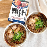 ・正田醤油様の鴨汁つゆでお蕎麦✨鴨の美味しいお出汁がしっかり感じられるつゆ。甘味や旨味があり子供も大好きな👦こちらのつゆ✨今回はお蕎麦が食べたかったので蕎麦を使用しましたが、こちらのつゆで炊き…のInstagram画像