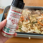 『クレイジーソルト』で、料理をパパッと美味しく仕上げよう！😋👍.世界の食卓で愛され日本でもお馴染みの『クレイジーソルト』は、結晶状の岩塩をベースに、数種類のハーブとスパイスをブレンドした調味料です…のInstagram画像