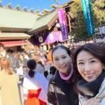 毎年恒例、東京大神宮初詣⛩️今年も良い年になりますように✨病み上がりだったのでダウン&ブーツ&首もとにはネックウォーマーで完全防備。首もと、手首、足首の３首しっかりひやさないように！…のInstagram画像