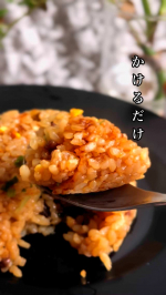レンジ加熱だけでおいしいチャーハンが食べられる大阪王将の冷凍チャーハンに、かけるだけ万能麻辣だれをかけるだけで旨みたっぷりピリ辛テイストに🌶冷奴や豚しゃぶ、餃子などなんにでも使えるタレなので、子ど…のInstagram画像