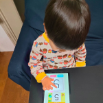 幼児向けアプリ「幼児さんすう・かずとたしざん〜学研の幼児ワーク」数字に興味が出てきた３歳にぴったりでした✨一度やり方を教えると自分からお勉強する！と言って意欲満々です☺️👏数字を書く練習と読…のInstagram画像