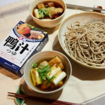 ・手軽に専門店の本格的な味が楽しめる🎶「麺でおいしい食卓」シリーズの 「鴨汁つゆ」でおそばを作りました🍜鴨ではなく鶏ですが‥🐔鶏・ネギ・おあげを焦げ目がつくまで焼いてつゆと混ぜ合わせ…のInstagram画像