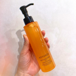 アテニア『スキンクリアクレンズオイル』ピースフルオレンジの香り🍊と『ドレススノー ローション』を使用してみました✨まず『スキンクリアクレンズオイル』の方はとにかく、ピースフルオレンジの香りがと…のInstagram画像
