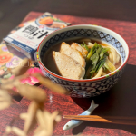 ...ひとりのお昼ごはんはちゃちゃっと簡単に♪あったかいうどんにしたよ🍲おつゆに使ったのは、本かえしを使用して鴨の上品な味を生かしたという、コク深いつけつゆ♡かつをの風味をアップさせ…のInstagram画像