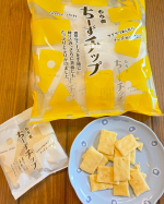 🧀✨もち吉の新商品【ちーずチップ 袋入り】を食べてみました！✨🧀2種のチーズが練り込まれた生地に、さらに濃厚なチーズパウダーがたっぷりとかかっていて、チーズ好きにはたまらない贅沢なおせんべい🤤💛…のInstagram画像