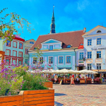 The Old Town🇪🇪2月にまた行こう！飛行機を取ろう！と息を巻いていましたが、ありがたい事に忙しくて難しく、日本に留まっております😂🌸旅先ではお腹の調子も狂うので、旅のお供にいつも食べ…のInstagram画像