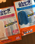 エステーさまのムシューダ防虫カバー。スーツ、ジャケット用、コート、ワンピース用。虫とホコリから守る防カビ、色あせ防止便利なお取り替えシール付きなので安心です。#PR #エステー #防虫 #服…のInstagram画像