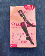 #PRスリムウォークのソックス🧦足指の部分は締めつけのない作りで、指が縮こまることがないので快適でした。またけっこう強めの締めつけでふくらはぎもしっかり着圧されていたので、朝から夕方まで履いていて…のInstagram画像